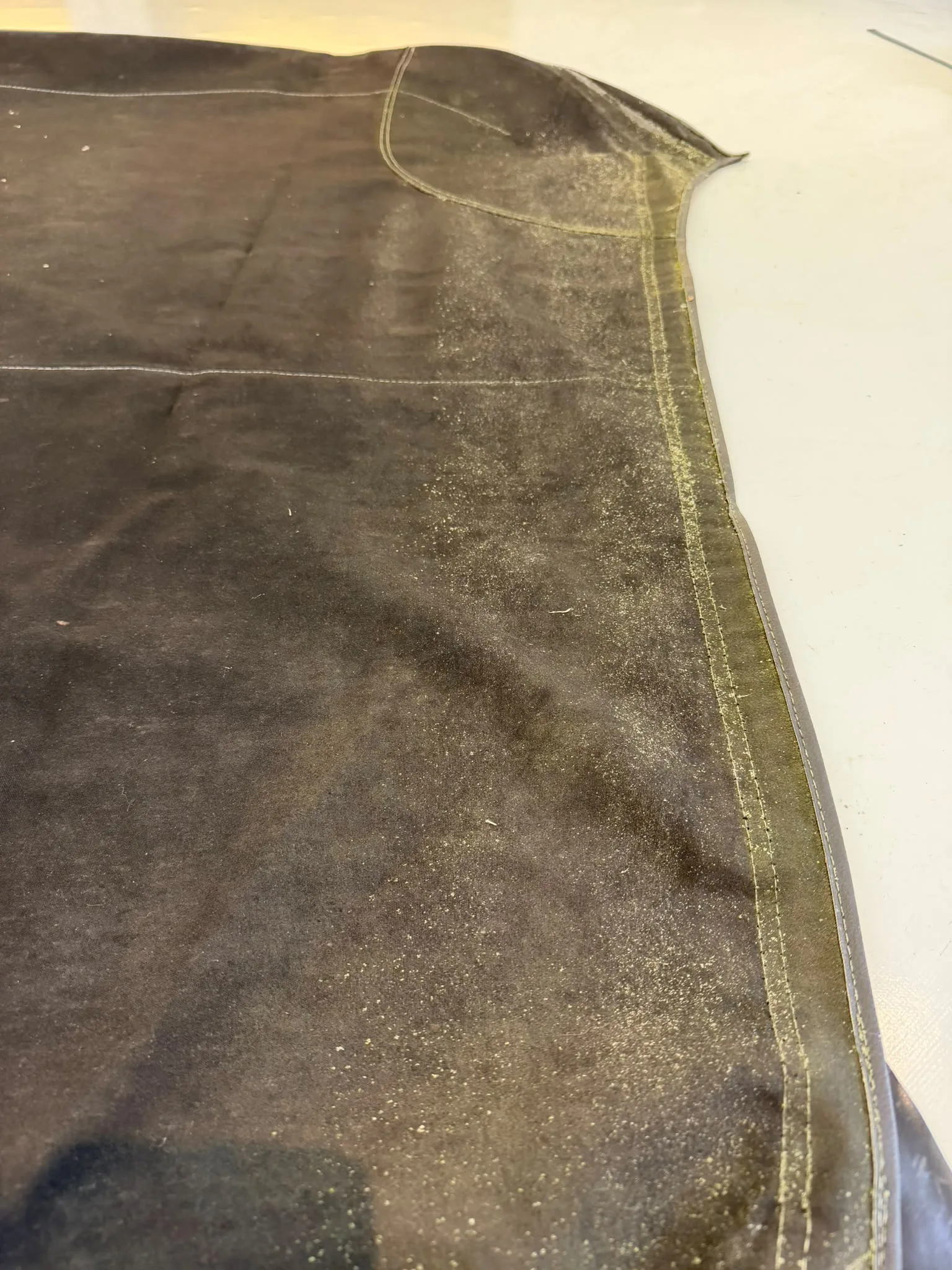 Seitenteil einer Boots Persenning mit starken Verschmutzungen.