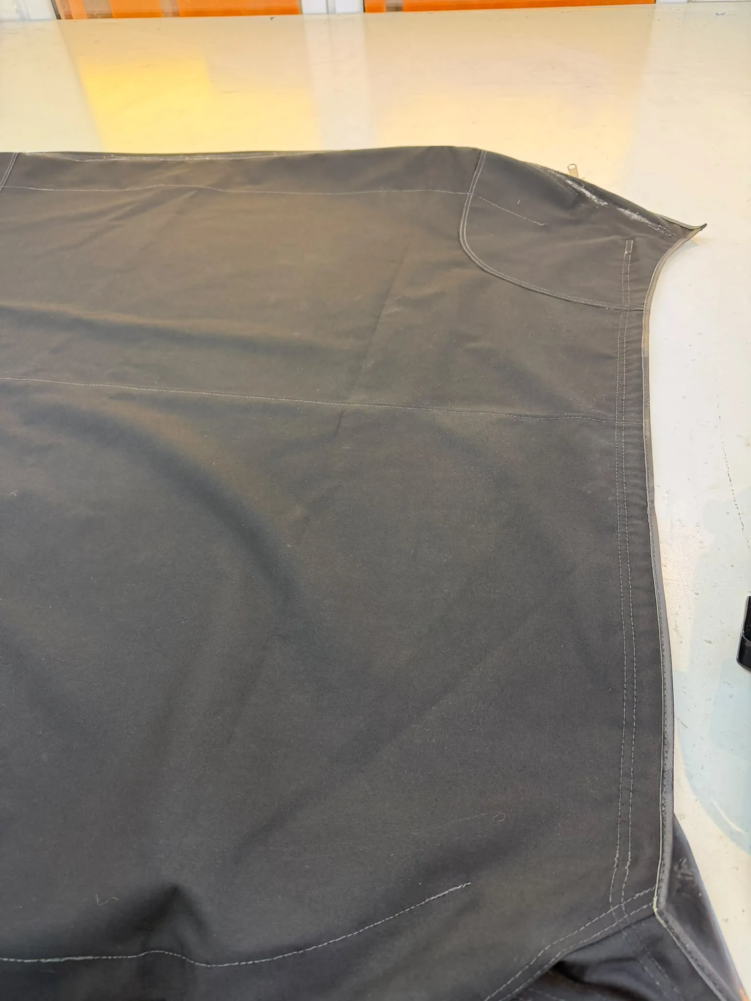 Seitenteil einer Boots Persenning von starken Verschmutzungen gereinigt
