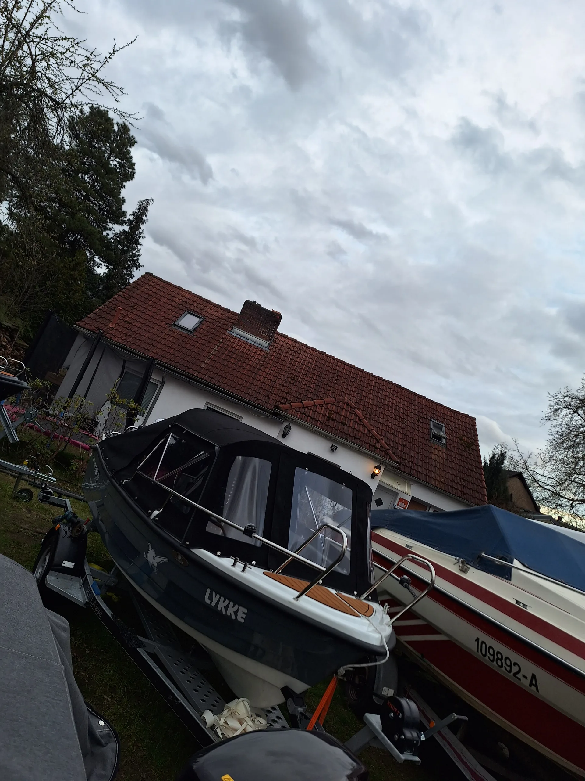 Dunkle Fahrpersenning auf einem Motorboot im Außenbereich.