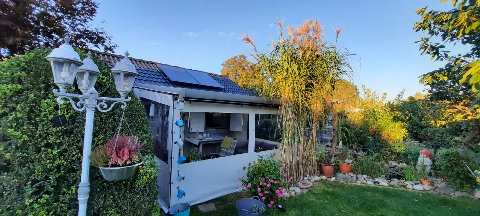 Kleiner Gartenpavillon mit transparenten PVC-Seitenflächen.