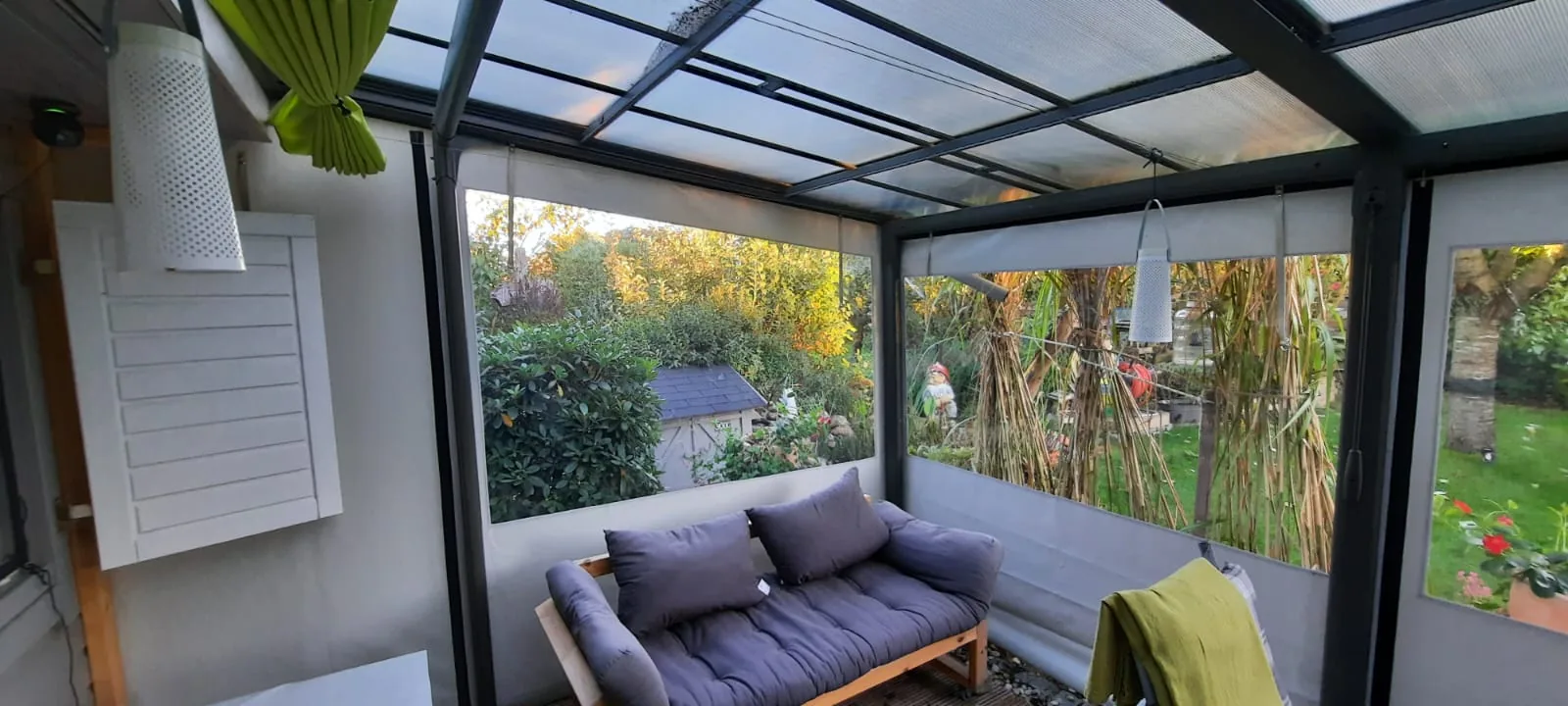 Innenansicht eines Pavillons mit klaren PVC-Fenstern und Sitzbank.