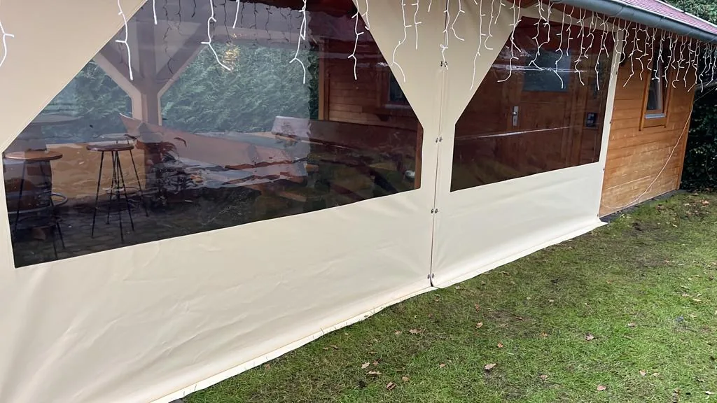 Helle Plane mit großen transparenten Fenstern an einem Gartenpavillon.