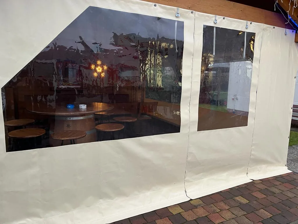 Nahansicht mehrerer klarer PVC-Fenster in einer hellen Pavilloneinhausung.