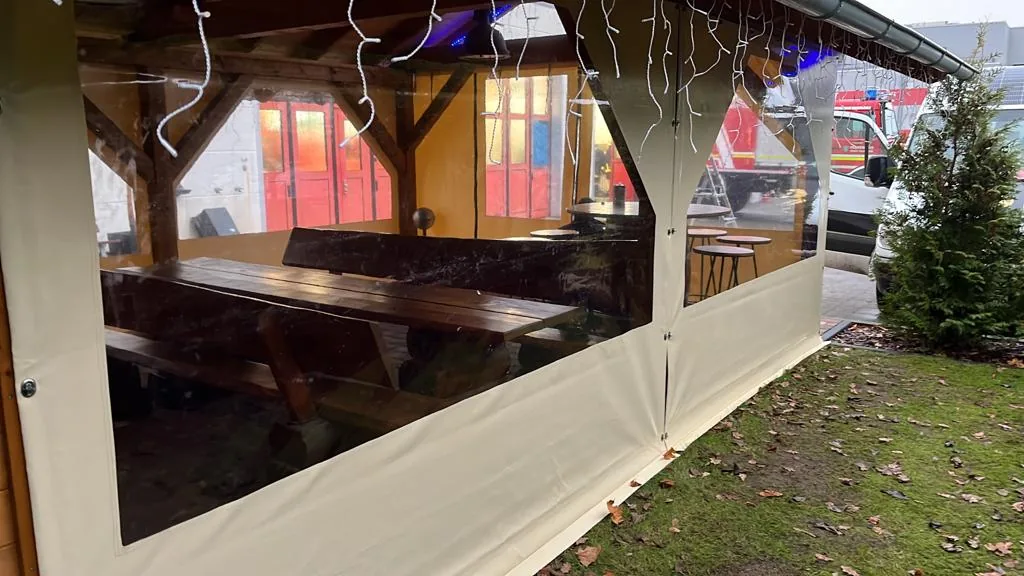 Innenansicht eines Pavillons mit hellen Planenflächen und klaren Fenstern.